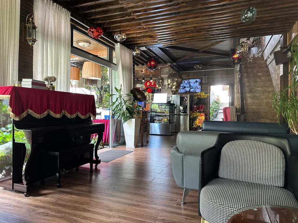Khu ngồi chính nhìn ra sân ROY Villa