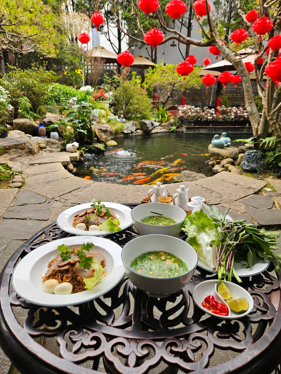 Phòng ngồi yên với rèm trắng tại ROY Villa