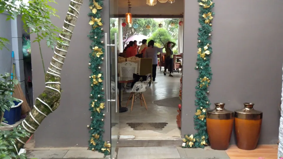 Toàn cảnh phòng chính ROY Villa khi vắng khách