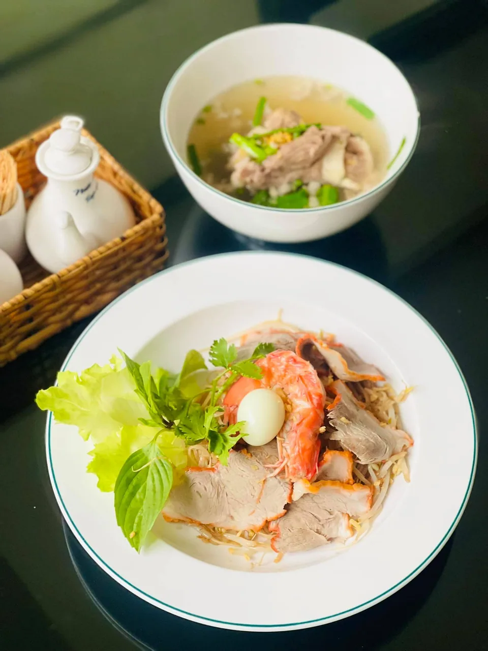 Cầu thang gỗ trong biệt thự ROY Villa